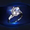 Echte hochwertige Krone Large 2 CT-Simulation Moissanite Ring Frau Hochzeit Schmuck Geschenk J-039217Q