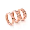 Projektanci projektują pierścionek dla mężczyzn i kobiet, luksusowa marka 4mm 6mm tytanowe stalowe pierścionki miłosne z modnymi literami