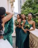 2023 Nedime Elbise Seksi Koyu Yeşil Pembe Afrika Düğün Konuk Elbise Bir Omuz Denizkızı Süpürme Tren Uzun Artı Boy Boy Boyut Hizmetçi Onur Önlükleri