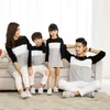 Family Look Madre Figlia Abito Abbigliamento Padre Figlio T-Shirt Patchwork di cotone a righe Abiti coordinati 210724
