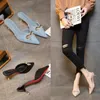 Женщины моды указали на летние сандалии удобные тапочки элегантные офисные туфли высокие каблуки высокие каблуки