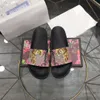 Designer män kvinnor tofflor trycker blommor tofflor gummi glider blommig platt flip flops sommarstrand utomhus sandal låda