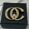 Brand Luxurys Design Pearl Diamond Brooch Women Crystal Rhinestone Letters broszki garniturowe styp