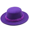 Stingy Brim Hats europeiska amerikanska kvinnor retro svart platt topp hatt ull filt fedora med kedja vintage fast färg bred jazzbåt