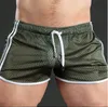 2021 Summer Moda Muscle Fitness Shorts Homens Grande buraco de secagem rápida Respirável fina de três pontos calças de esportes de praia