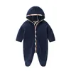 Baby Romper 2021 Vår Höst Högkvalitativ Vit Hooded Boys Bomull Nyfödd Jumpsuit Mode Childen Kläder Tjejer Kids Designer Härlig Spädbarn Jumpsuits