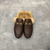 Дизайнерские тапочки Princetown Slipper Мужчины Женщины Осень Зима Шерстяные мокасины Классическая металлическая пряжка Обувь с вышивкой Роскошный узор Ленивые слайды