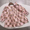 2022 Primavera Nova Moda Marca Cartoon Carta Vestido Verão Crianças Roupas de Menina Roupas de Manga Longa O-pescoço Impressão de Childen Bear Princesa Vestidos 2-10 Ano