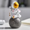 Résine nordique Creative Astronaut Sculpture Figurine Magasin Craft Bureau Décoration Accessoires Moderne Anniversaire Cadeau Dessin animé 210924