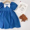 2021 Barnkläder Härlig klänning O-nacke med båge kortärmad denim blå 100% bomullsflicka barn eleganta insklänningar