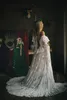 妊娠中の女性のフリルのレースのイブニングドレスのための深いVネックウエディングドレス写真撮影のためのセクシーなマタニティガウン