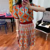 [EWQ] Kadınlar Yaz Retro Yaka Gevşek Puf Kol Kazak + Yüksek Bel Pileli Etek Kontrast Renk Takım Elbise Moda Casual16F08400 210730