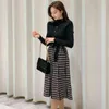 冬の女性の韓国風のニットドレスのファッションタートルンクセータースプライスされた格子縞の高い腰のvestidos膝の長さ210506