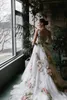 カジュアルドレスガーデン3Dフラワーリーフレースウェディングドレス2021控えめな背中の背景Aラインロングチュール花柄のドレス