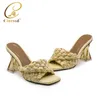 Design mais recente 2021 Sapatos femininos casamento para noiva festa nigeriana decorado com strass vestido elegante com bombas