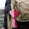 バレンタインデーギフトタッセルキーホルダーペンダントハート型ハンド織りキーホルダー荷物装飾キーチェーンキーリング