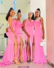 2022 Hot Pink Vestidos de dama de honor Sirena Ranura lateral Un hombro Hasta el suelo Por encargo Fiesta de bodas en la playa Desgaste Vestido de dama de honor Vestidos africanos de talla grande