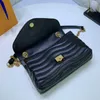 Luxury Shoulder Bag Women's Fashion V-Shape Designer Toppkvalitet Vintage Guldkedja Läder Messenger Väskor Storlek 24 * 14 * 9cm