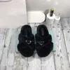 Los más nuevos diseñadores de lujo Zapatillas de mujer Diapositiva de lana Piel de invierno Fluffy Furry letras triangulares Sandalias Diapositivas cálidas Fuzzy Girl Flip Flop negro marrón zapatilla plana G152