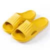 sapatos de sandálias amarelas