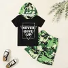 Ankunft Sommer Kinder Jungen T-Shirt mit Buchstabendruck und Camouflage-Shorts Set 210528