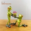 Propozycja żywicy Northeuins 15 CM Wysyłanie kwiatów Leggy para Figurki żaba Kreatywny Zwierząt Walentynki Obecny Dekoracja Domu Decor 211101