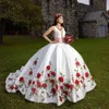 Rose Flower Emprodukcja Biała Quinceanera Sukienki Charro Zanurzanie V-Neck 2022 Moda Meksykańska Słodka Suknia Balowa Suknie Puffy