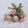 ヴィンテージ小さなブーケのデイジー造花ユーカリのフルーツの束家の装飾の結婚式のブライダルブーケ写真小道具
