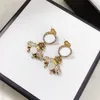 Pendientes con abalorio de perlas de abeja con estilo para mujer, tachuelas de diamantes de imitación, diseño de letras dobles