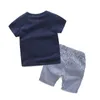 Sommar 2-10 år lite tecknad whale fisk tryck T-shirt + Striped Shorts Drawstring Stilig 2 Piece Kids Boys Casual Sets 210529