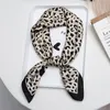 Lenços mulheres lenço de seda para faixa de cabelo Leopardo quadrado impresso Cabeça de cetim garganta lenço de lenço lenço de lenço bandana xaile