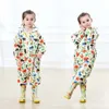 Barn Raincoat Impermeable Hooded Rain Coat Cover Vattentät Rainwear Barn Rosa Blå Poncho För Boy Girl Rain Jacket Jumpsuit 210320