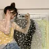 女性のTシャツ到着夏のデイジーフラワープリントメッシュTシャツの女性韓国の長袖フィッシュネットトップスファッション日焼け止めティー