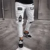 Mens byxor jeans män rippade patched badge målade jeans rakt smal passform hip hop casual denim jean för man brutna hål pojkar x0621