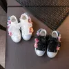 Sapatos casuais infantis 2020 Estilo coreano Pai-filho 3D Flor Meninas Sapatos de lona de cano médio esportivos Tênis infantis antiderrapantes 40 Y0809