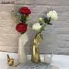 陶器の花瓶のノルディックスタイルゴールデンハンド花瓶の花現代のホームオフィスクリエイティブフローラルコンポリションリビングルームオーナメント210623