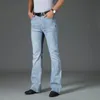 Большие расклешенные джинсы для мужчин, джинсовые брюки с высокой талией, свободная эластичность, деловые повседневные мужские модные светло-голубые брюки, мужские