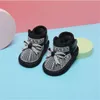 熱い幼児の雪のブーツの柔らかい下の幼児の靴1-2年の赤ちゃんの女の子の短いブート滑り止め滑り止め暖かいラインストーンの女の子冬の靴