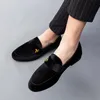 Italian Designer Moda Masculino Bordado Britânico Sapatos Britânicos Veludo Golden Locais Slip-on Hairstylist Casual Mens Preto Calçado Tamanho Grande: US6.5-US13