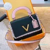 Designer-Damen-Umhängetaschen mit Buchstaben-Haspel, kontrastfarbene Handtaschen, stilvolle Taschen mit gedrehter Kette, 9 Farben, Taschen mit plissiertem Griff