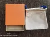 Modieuze oranje bedrukte letters sieradenbox sets en accessoires geschikt voor kettingarmbandringoorbellen De doos wordt niet apart verkocht