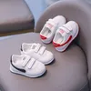 Baby Boy Shoes para 1 ano de idade suave fundo de criança sapatos menina listra recém-nascido gancho loop liso sapatilhas infantil caindo sapatos D09251 210326