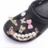 Stop z designerskimi Chain Crocs Charms JIFZ Buty Akcesoria Dekoracja dla klamerka Klamra Girl Prezent Q0618