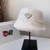 Diseñador de invierno Sombrero de cubo Gorras Letra Gorra para hombre Sombreros de lana Triángulo de lujo Añadir Algodón Mujeres Hombres Calle Moda informal