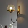 Стеновые лампы Нордические ретро -ресторанные лампы постмодернистская минималистская эль -при постели промышленное ветровой круг из кованого железа стеклянный шарик