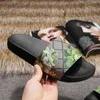 Designer Slides Kvinnor Kd Sko Sandal Skum Runner Slipper Mens Flip Flop Moccasin Four Seasons Snygga Klassiker Blommor Tofflor Hög kvalitet