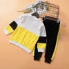 Jesień 2-częściowy Baby / Toddler Boy Colorblock Splice Sweter z długim rękawem i spodnie w paski Ustawia ubrania 210528