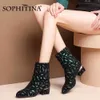 Sophitina kadın Orta Buzağı Çizmeler Tüy Baskı Streç Kumaş Metal Dekoratif Düşük Topuk İki Giyim Bayan Ayakkabıları PO699 210513