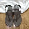 Neue Clip-Zehe Clip Fuß Metallschnalle Leder flache Sandalen rutschfeste schwangere Frauen Sandalen Strand Damenschuhe