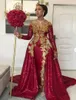 Sparkly Red Mermaid Lace Bröllopsklänningar Deep V Neck Brudklänningar Med Avtagbar Tåg Appliqued Långärmad Sida Split African Trumpet Robe de Mariée
